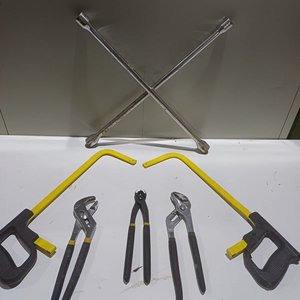 Lote anterior: Juego de Herramientas: Llave Cruz, Pinzas y Arcos de Sierra