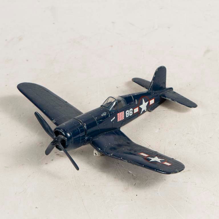 Lote siguiente: Avión de metal y plástico - Medidas: 20x25cm