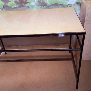Mesa de Trabajo Metálica con Superficie de Madera - imagen 5