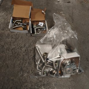 Lote de Manijas, Tiradores y Herrajes Metálicos para Puertas - imagen 4