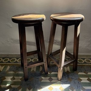 Par de Banquetas Altas de Madera Oscura - imagen 3