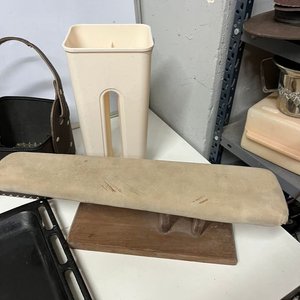 Lote de 5 Artículos de Cocina y Hogar: Asadera, Colador, Matera, Soporte Plancha y Balde - imagen 4