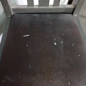 Lote de Cuatro Sillas de Madera con Tapizado Desgastado - imagen 11