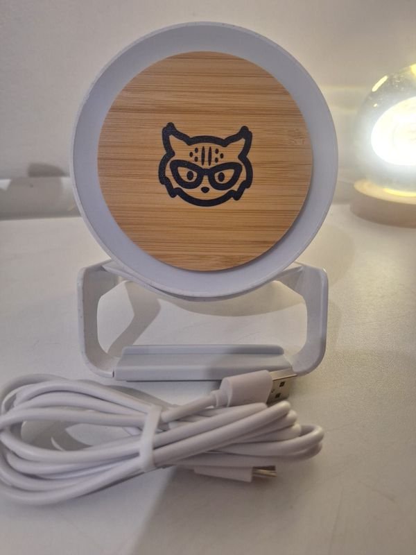 Lote siguiente: Parlante Bluetooth Inalámbrico con Soporte y Cable Cargador