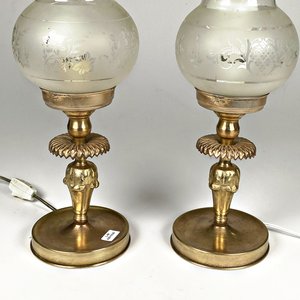 Par de Lámparas de Bronce con Pantallas Grabadas - imagen 2