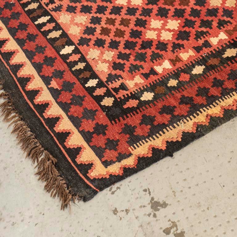 Alfombra kilim en varios tonos: rojos, rosa y negro - imagen 2