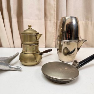Lote siguiente: Set de Cafetera Italiana Antigua y Sartén con Agarraderas de Madera