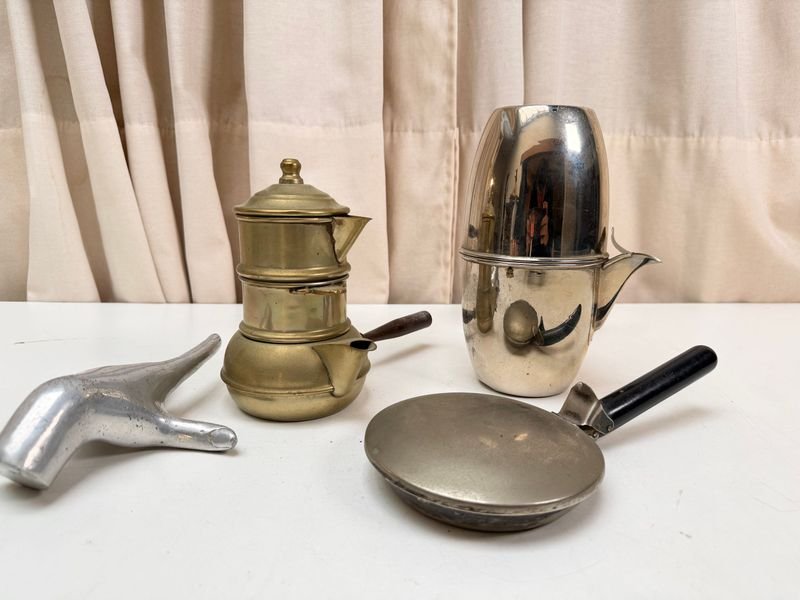 Set de Cafetera Italiana Antigua y Sartén con Agarraderas de Madera