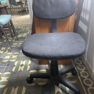 Silla de Oficina Giratoria Tapizada Negra con Base de Ruedas - imagen 3