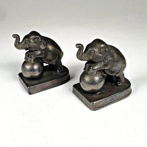 Lote siguiente: Par de sujetalibros de metal con elefantes y esfera