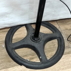 Ventilador de Pie Okey con Aspas Metálicas y Base Detallada - imagen 4