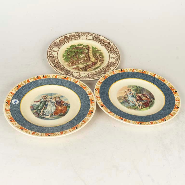 3 Platos de Loza Inglesa con Escena, Diámetro 25 cm