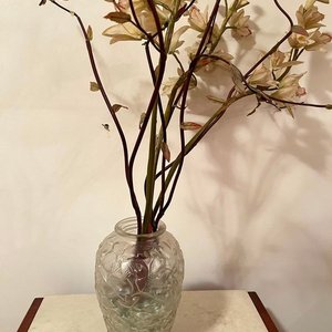 Lote siguiente: Florero de Vidrio Transparente con Diseño Floral