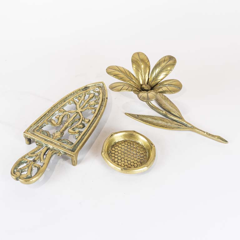 Lote anterior: 3 Piezas de bronce: cenicero, posa plancha y adorno flor  - Medidas: 29 y 9cm 