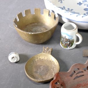 Lote de 9 piezas: Bowl de cerámica, centro de madera, encendedor y objetos de bronce - imagen 6
