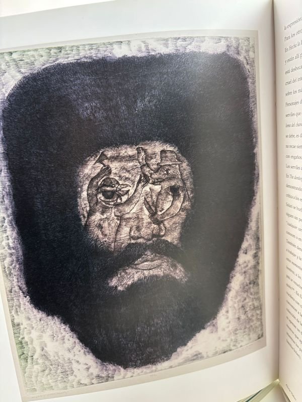 Libro de arte contemporáneo con máscaras y escultura - imagen 8