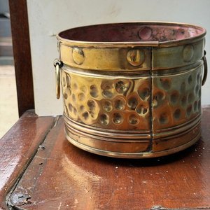 Macetero Ovalado de Bronce Martillado con Asas - imagen 2