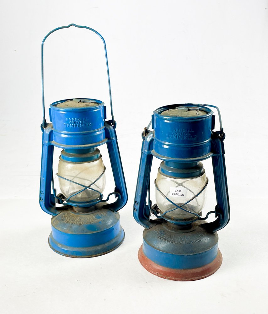 Lote anterior: Dos faroles en chapa azul de diseño antiguo