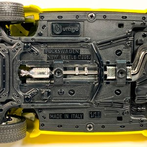 Maqueta Burago Volkswagen New Beetle 1998 Amarillo 22cm - imagen 3
