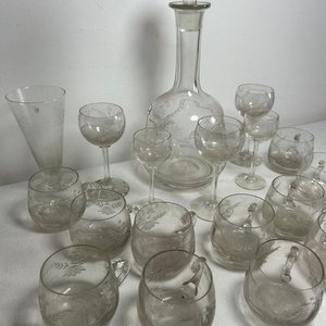 Juego de Cristalería Antigua: Botellón y Copas con Grabados Florales - imagen 4