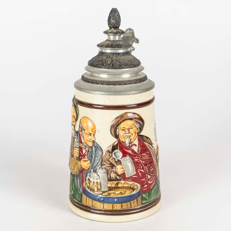 Lote siguiente: Jarra de cerveza de porcelana policromada con escena en relieve