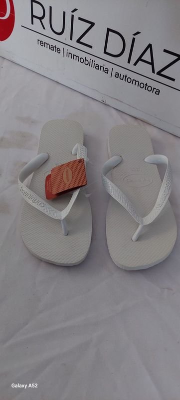 Zapatillas de playa en buen estado - imagen 2