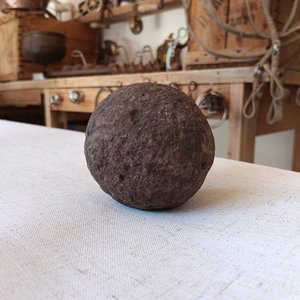 Antigua Piedra Redonda Tallada a Mano (Posible Boleadora) - imagen 2