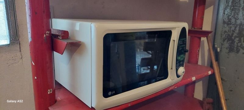 Horno microondas blanco con tostadora y soporte rojo - imagen 3