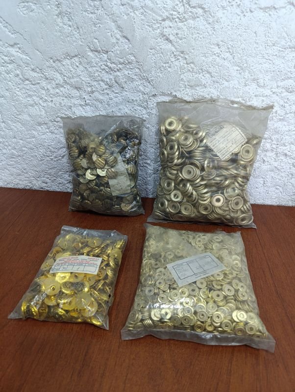 Lote anterior: Botones de oro en bolsas de plástico