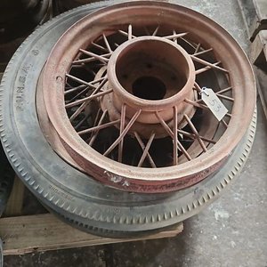 Lote anterior: 4 Llantas Tipo Dodge con 3 Cubiertas