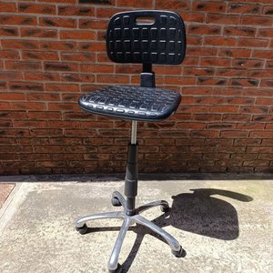 Silla de Oficina Giratoria Negra con Ruedas y Respaldo Acolchado - imagen 3