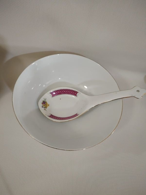 Lote siguiente: Ensaladera de porcelana china con cuchara