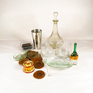 Lote siguiente: Lote de Accesorios de Bar: Hielera, Botellón, Copetinero y Posavasos Vintage