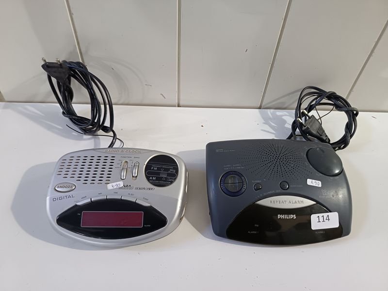 Dos Radio Reloj Digital y Philips con Alarma