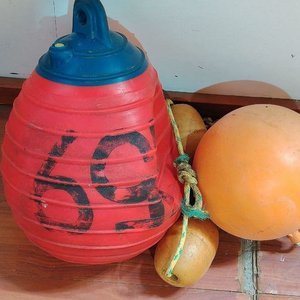 Lote de 3 Boyas de Pesca Variadas: Roja con '69', Naranja y Amarillas - imagen 3