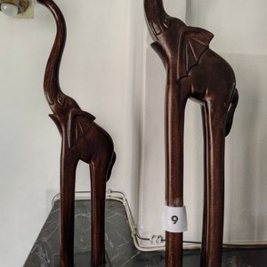 Par de Elefantes Decorativos de Madera Oscura con Base - imagen 4