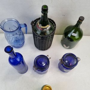 Lote de 7 Piezas: Jarra Azul, Botellas y Frascos de Colores, Damajuana con Canasto - imagen 4