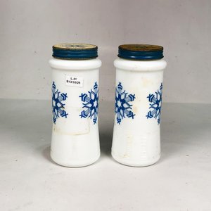 Lote siguiente: Dos Frascos Vintage Vidrio Blanco con Tapa Metálica y Diseño de Copos de Nieve