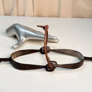 Lote siguiente: Antiguas Espuelas de Hierro con Tiras de Cuero