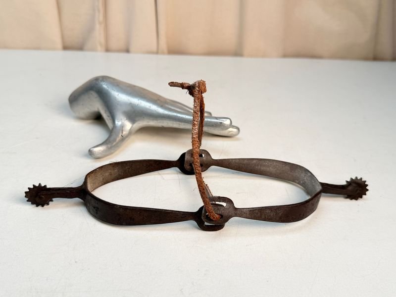 Antiguas Espuelas de Hierro con Tiras de Cuero
