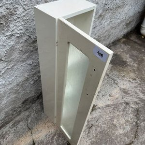 Mueble Blanco de MDF con Tres Estantes y Puerta de Vidrio - imagen 3