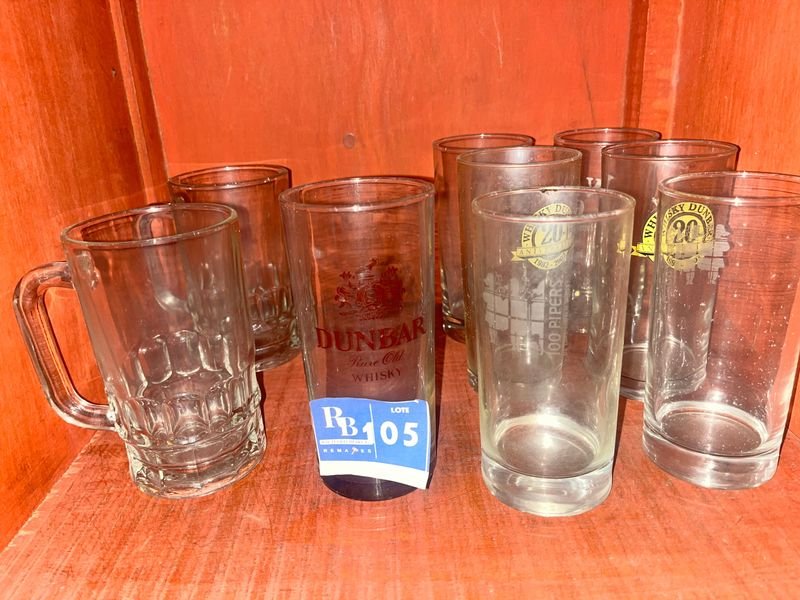 Vasos y jarras de whisky con logotipos y etiquetas