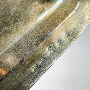 Lote de 3 piezas: 2 bandejas de metal calado y plafón de vidrio tallado - imagen 4