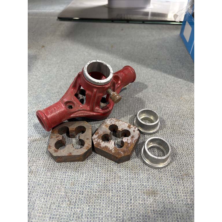 Tornillos de hierro antiguos con accesorios