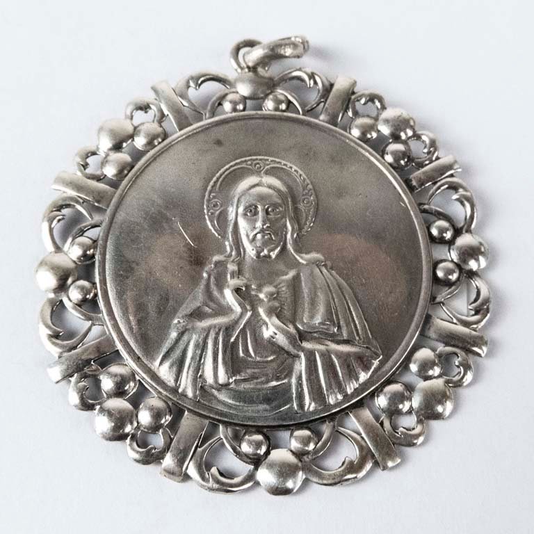 Colgante de plata con Cristo - Excelente condición - imagen 2