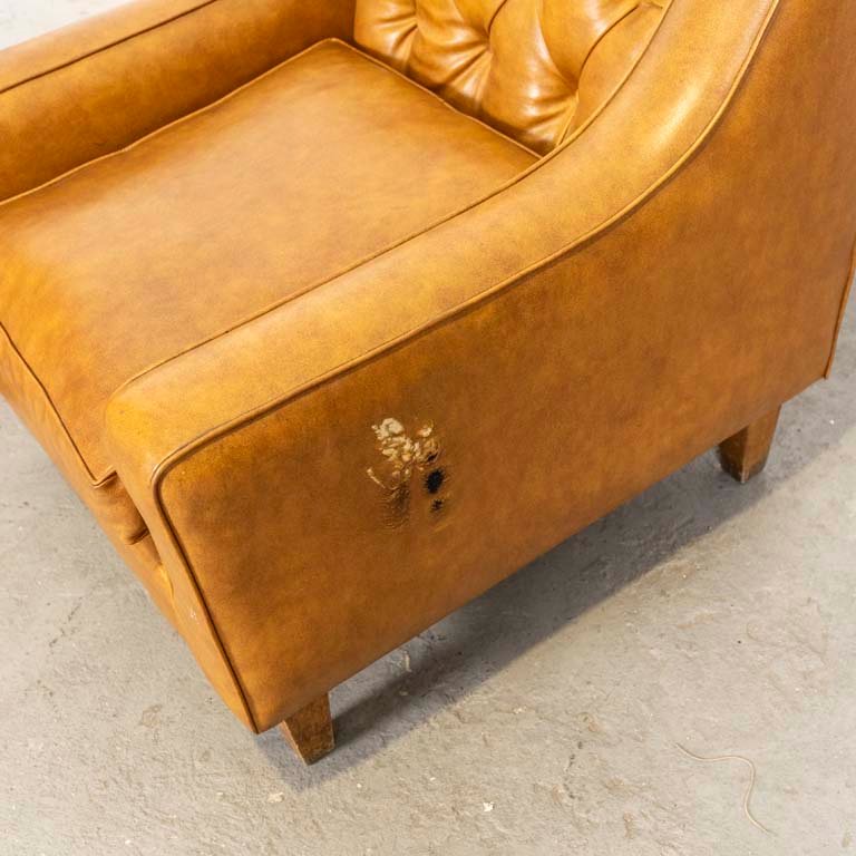 Sillones de cuero marrón con detalles de tapizado y respaldos capitoneados - imagen 2