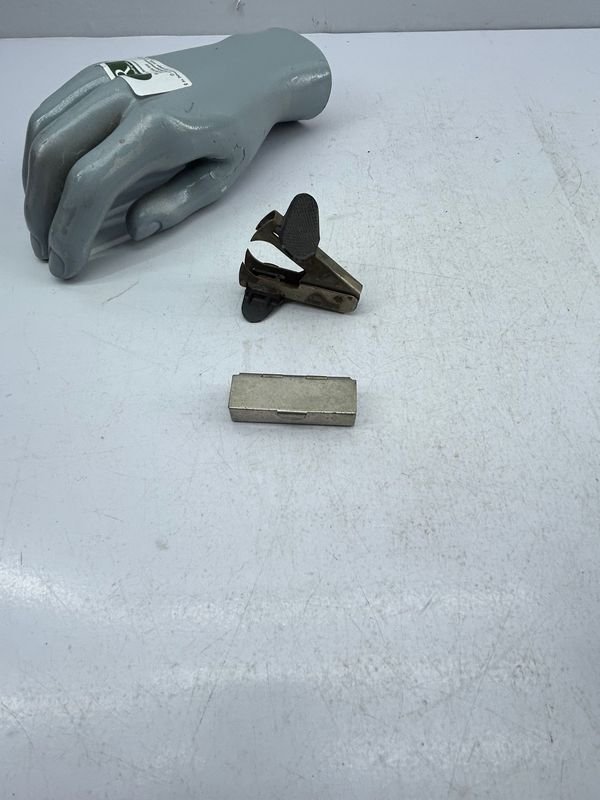 Sacagrapas Metálico y Caja de Sellos Antigua