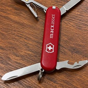Lote siguiente: Navaja Suiza Victorinox Edición Macxasset Roja Multifunción