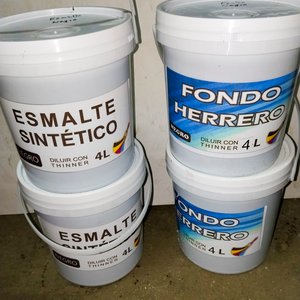 Lote anterior: 4 Tarros de Pintura: 2 Esmalte Sintético Negro y 2 Fondo Herrero Negro (4 Lts c/u)