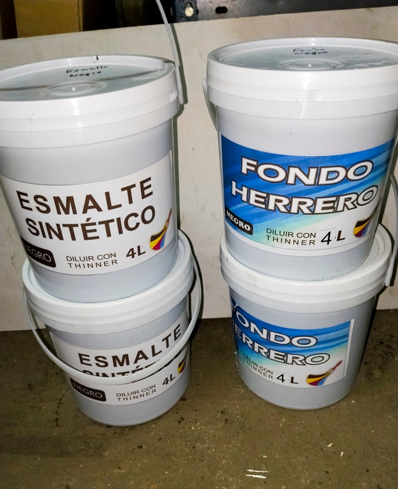 4 Tarros de Pintura: 2 Esmalte Sintético Negro y 2 Fondo Herrero Negro (4 Lts c/u)